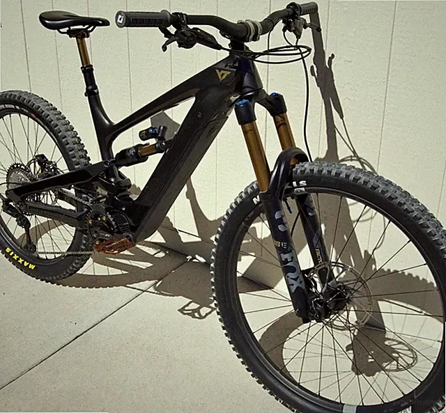 YT Decoy Uncaged 3 Elite mountain bike